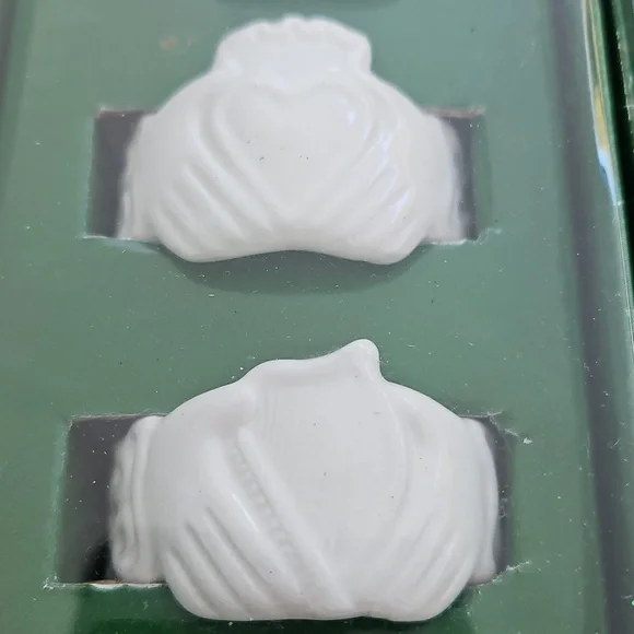 Set Of 8 Celtic Knot Porcelain Napkin Rings Irish Dining Kitchen - Picture 3 of 6